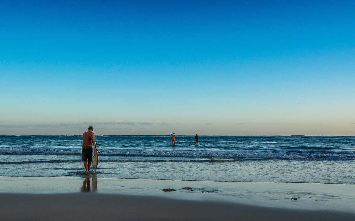Paddle Boarders and Surfers Unite https://raulcolon.net/paddle-boarders-and-a-surfer-in-isla-verde/ #IslaVerde #PuertoRico
