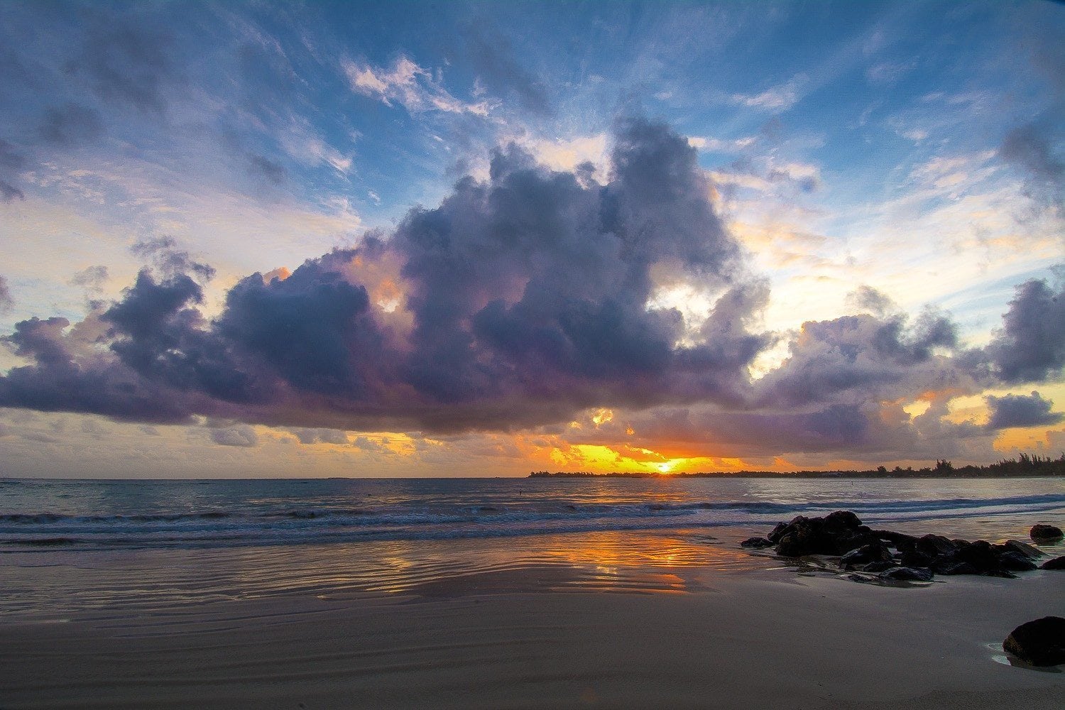 Sunrise in Isla Verde ● https://raulcolon.net/sunrise-in-puerto-ricos-isla-verde-beach/