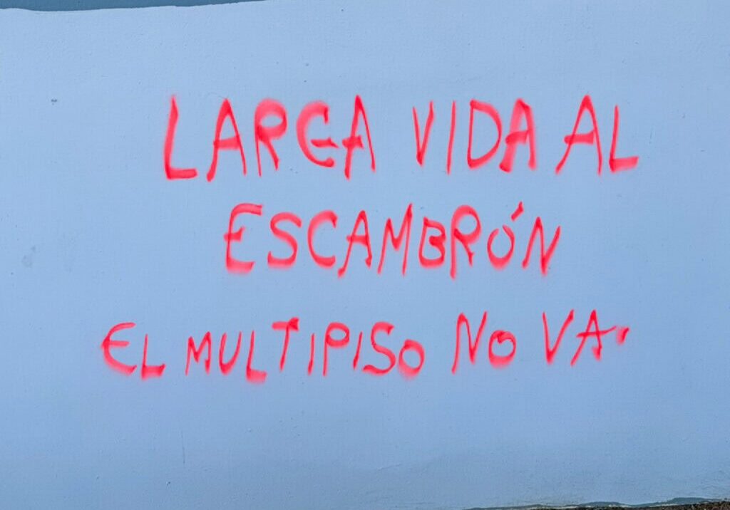 Letrero direccional del Parque Luis Muñoz Rivera junto a una pared con grafiti cerca de Escambrón.