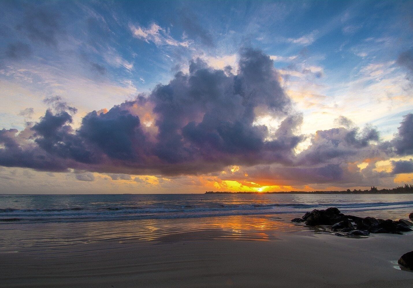 Sunrise in Isla Verde ● https://raulcolon.net/sunrise-in-puerto-ricos-isla-verde-beach/