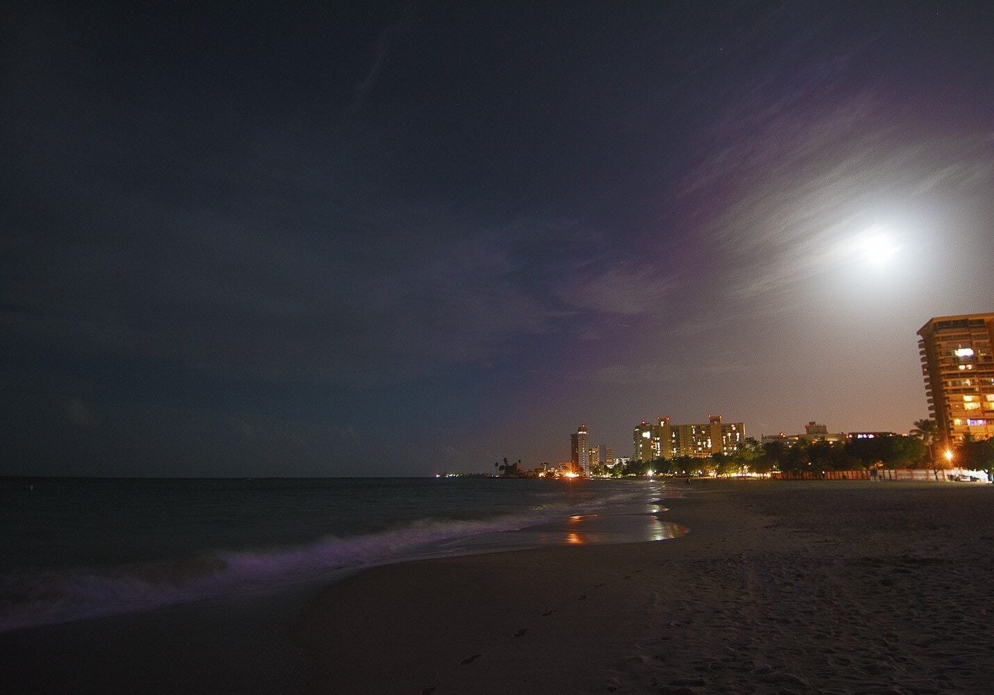 Long Exposure in Isla Verde with a Full Moon.